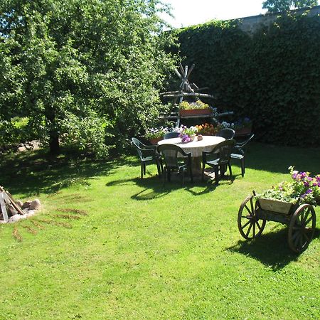 Pulkvedis Guest House Ventspils Buitenkant foto